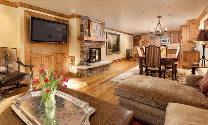 Aspen Condo | Pet Friendly & Luxurious 3 bedroom Aspen Condo