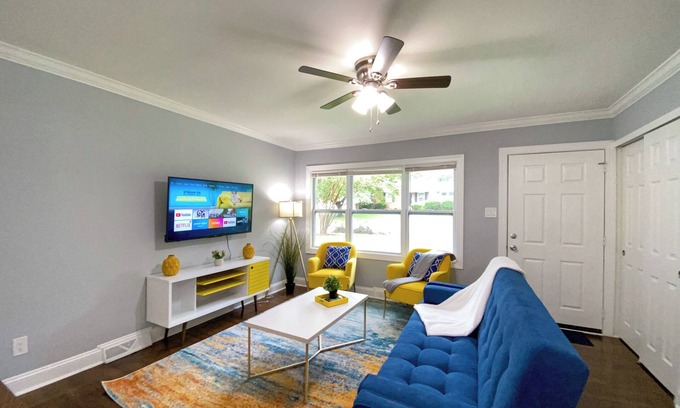 Charlotte House | Pet Friendly, Modern, Comfy, Cozy, Minutes from Everything