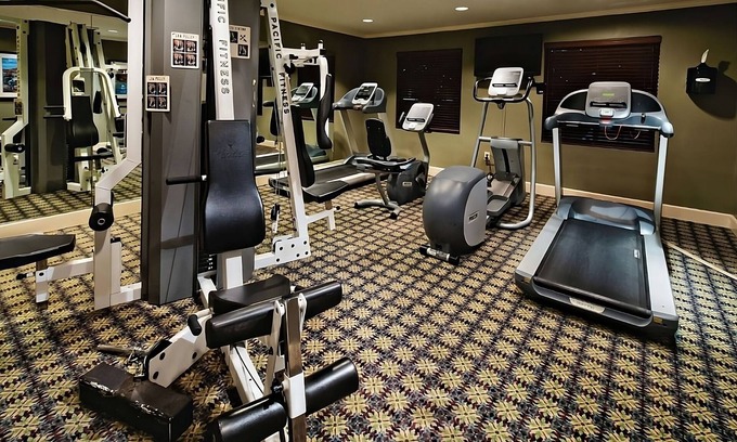 Las Colinas Hotel | Pet-friendly Property! w/Free Parking & Breakfast! Near Parmenter Gazebo Garden