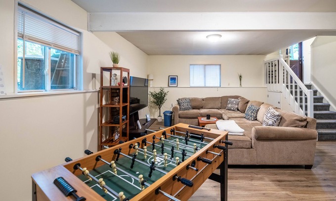 East Stroudsburg House | *Pet Friendly* Ski Camelback Waterpark Hiking Casino & Shopping! Easy check out