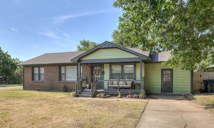 Central Oklahoma City House | *PET FRIENDLY* The Burrow Comfortable 3bed