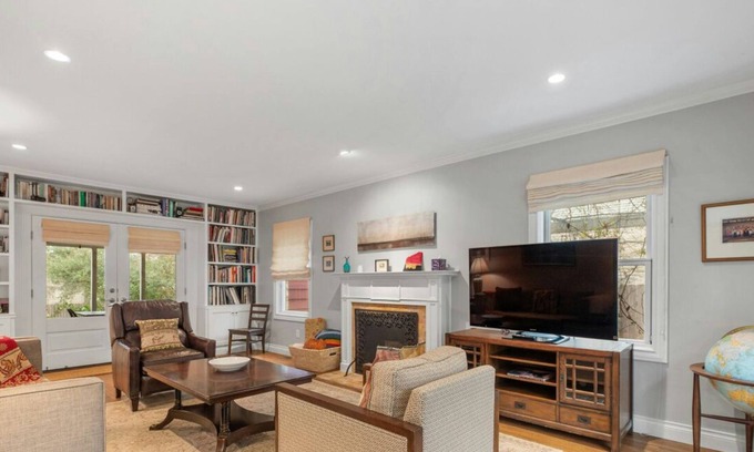 Tarrytown House | Pet-Friendly w/Parking+Patio ✦ Near UT, Walk to Parks/Cafes ✦ Warm & Homey
