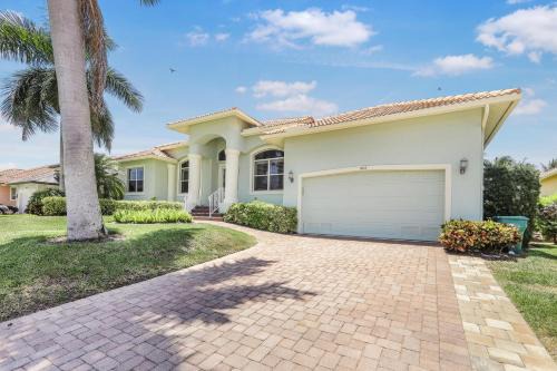 Marco Island House | Pet-friendly waterfront home near beach with pool