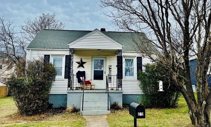 Burnt Chimney House | PET FRIENDLY-WEEKLY DISCOUNTS-ROANOKE RIVER AND BIKE TRAILS