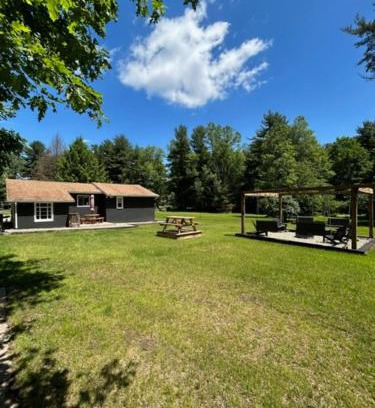 Tylersburg House | Pet Friendly Wi-fi Firepit Tv