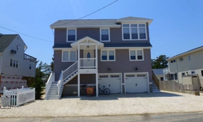 North Beach Haven House | Pet Friendly. WiFi. Beach Badges. Beach Chairs. Balcony. Bayview.