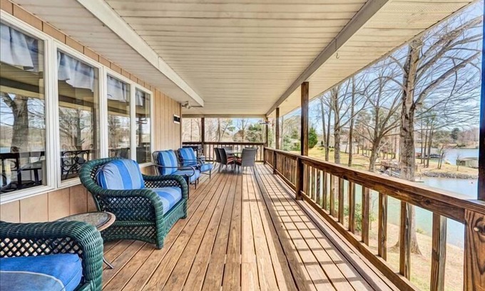 Moneta House | Pet Friendly, Wifi, Hot Tub & More! Come Visit "Bob Inn Cove"!