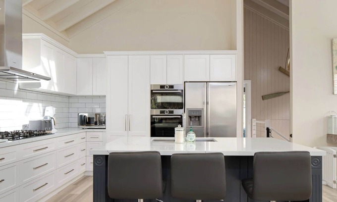 Lilli Pilli House | Pet-Friendly, WiFi & Pool Table | Two Salty Dogs