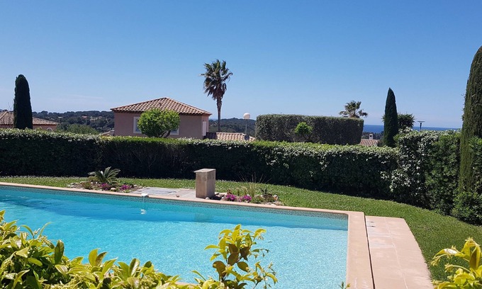 Sanary-sur-Mer Apartment | "petit coin de paradis" in Sanary sur Merngarden apartment with pool