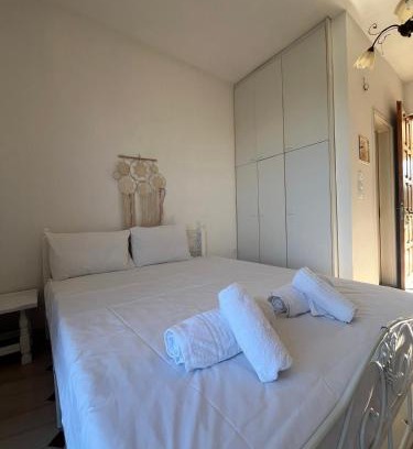 Melissopetra Apartment | PetrosStudios