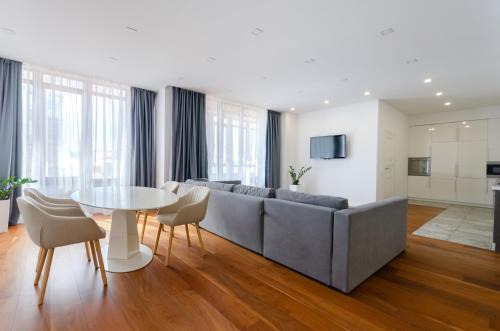 Kyiv Apartment | Petrovdom Apartments 13-1327 in RC Diplomat Hall, Zhylianska 59