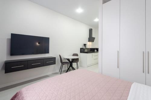 Kyiv Apartment | Petrovdom Apartments 14-6 in RC Diplomat Hall, Zhylianska 59