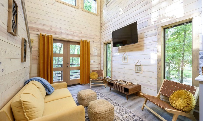 Hochatown Cabin | Pets Welcome! King BR+Loft w/Hot Tub/Lg Patio!