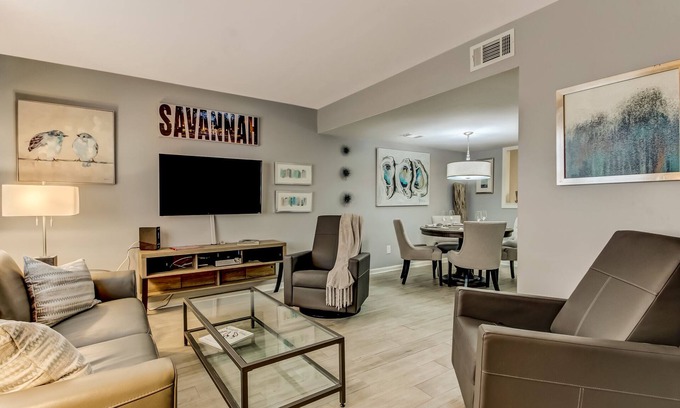 Historic Downtown Savannah House | Phoebe's Dog Friendly Townhouse