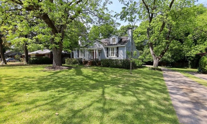 Columbus House | Pia's Place! Spacious 4-bedroom home filled with Old World charm!