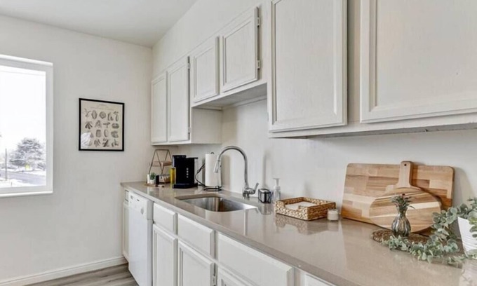 Bountiful Apartment | Pickle Ball Courts Close By, 5 Mins off Freeway!