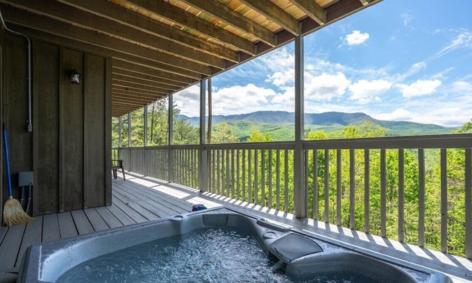 Gatlinburg - Pigeon Forge Cabin | Pickle Ball! Shuffleboard! Arcade! Hot Tub! Retro Nintendo! Fireplace! Views!
