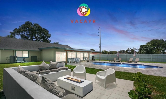 West Palm Beach House | Pickleball Court Heated Pool Fire-Pit (West Palm Beach) - 8 min to beach
