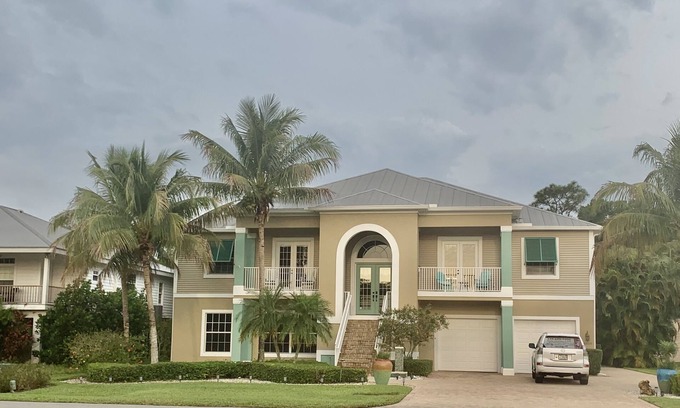 Biggar House | PickleBall Movie Theater Near Marina!