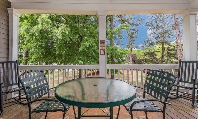 Lake Oconee House | Picture perfect Marina Cove Escape with lake views!