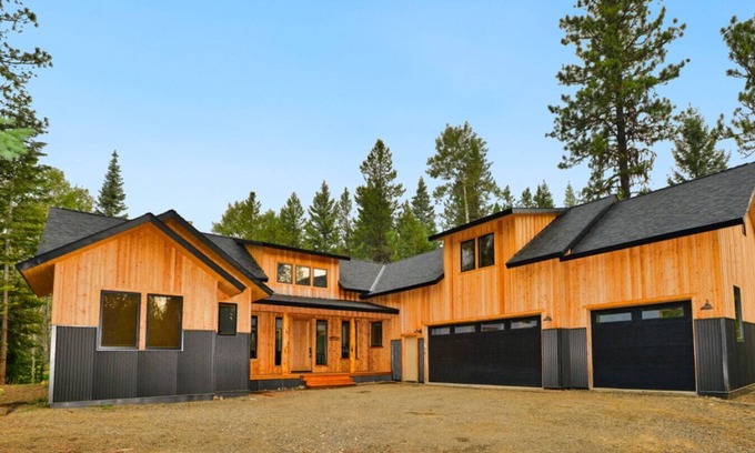 McCall Apartment | Picturesque Cedar Retreat w/Hot Tub