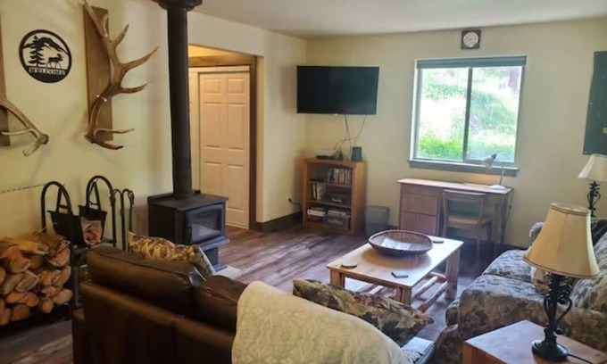 Lakeside Cabin | Picturesque Family Creekside Oasis -Fire Pit -WiFi