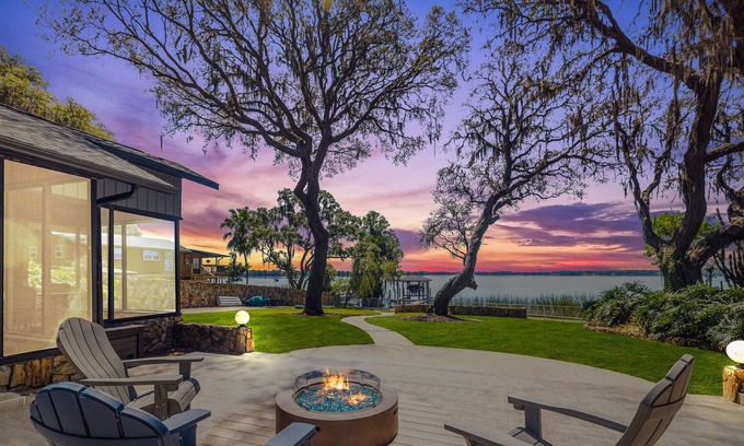 Thonotosassa Villa | Picturesque Lakeside Villa