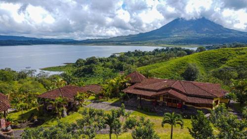 El Fosforo House | Pie In The Sky 3, Stunning Lake Volcano Views!