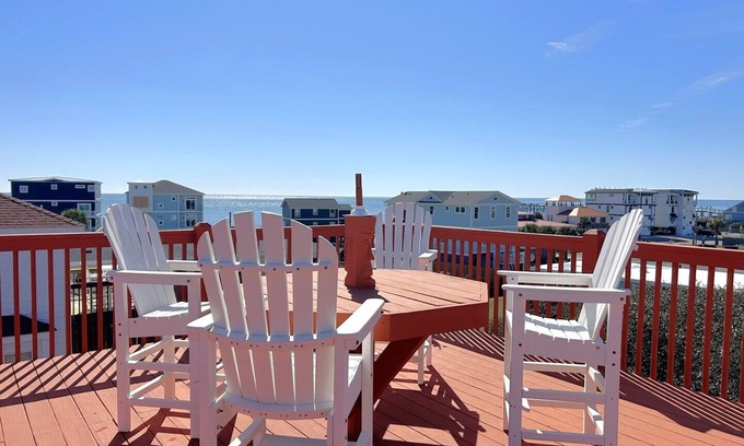 Yaupon Beach House | Pier View -3 Bedrooms/2 Bath/Sleeps 6/Short Walk to Beach