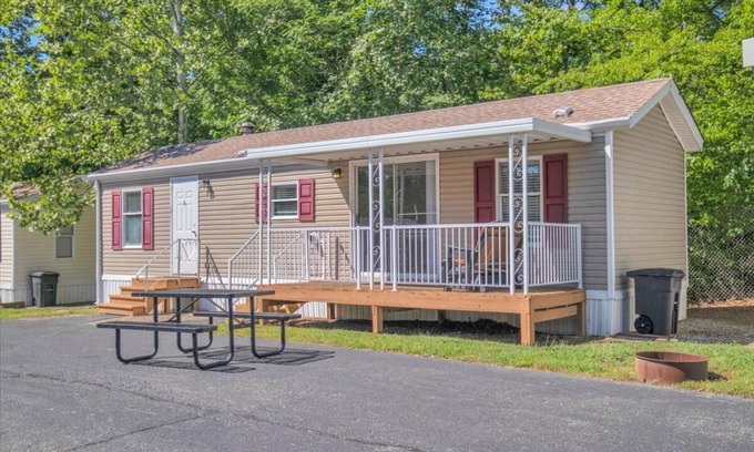 Gatlinburg - Pigeon Forge RV Rental | Pigeon Forge's 2BR Cottage
