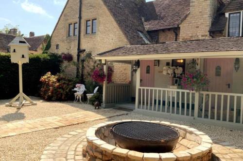 Wickhamford House | Piglet Lodge