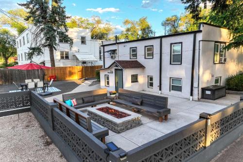 Central Colorado Springs House | Pikes Estate 5 Apts Fire Pit Big Groups 20+