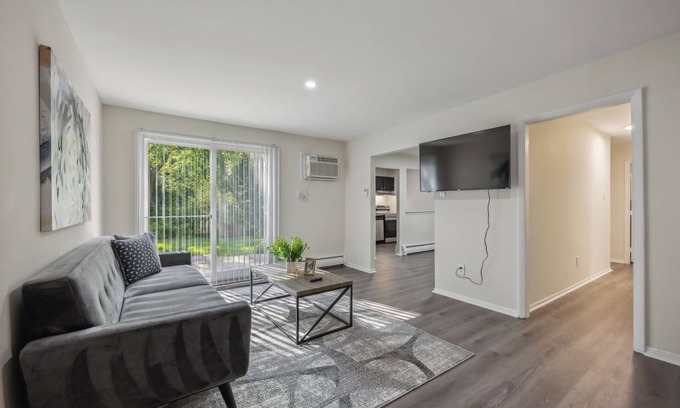 Newark Apartment | Pine Brook Apartments: Luxurious living in a stunning wooded setting