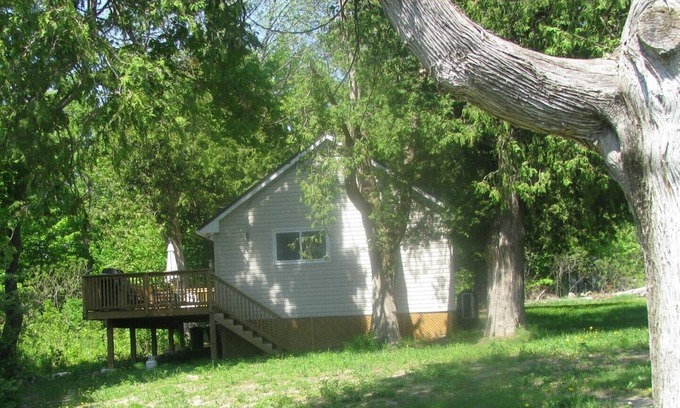 Isaacs Glen Cottage | Pine Cottage at Shiloh Cottages - Fenelon Falls