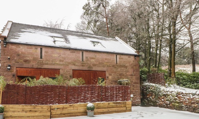 Upper Hulme Cottage | PINE COTTAGE, family friendly, with hot tub in Upper Hulme