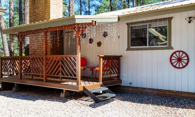 Lakeside Apartment | Pine Dawn Retreat - Unit B - Quaint 2-BDRM Apartment in Lakeside w/WiFi & Deck