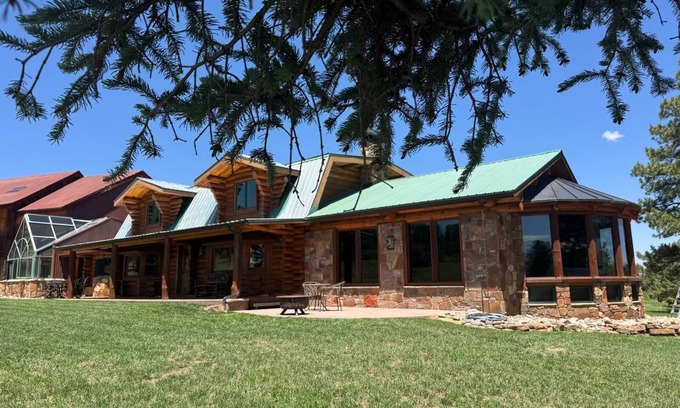 Ridgway House | Pine Grove Estate: Beautiful Log home on 40 acres with fantastic Mountain Views
