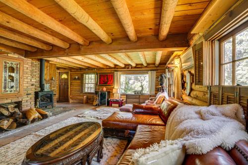 Frazier Park House | Pine Mountain Club Log Cabin with Resort Amenities!