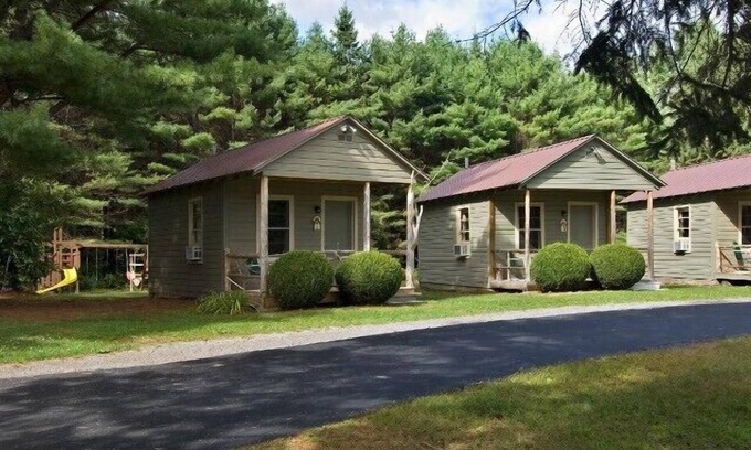 Chestertown Hotel | Pine Tree Motel & Cabins