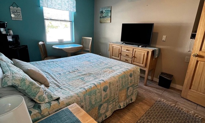 Old Orchard Beach Hotel | Pine View Lodge Old Orchard Beach - Ground-level Queen bed Unitnn
