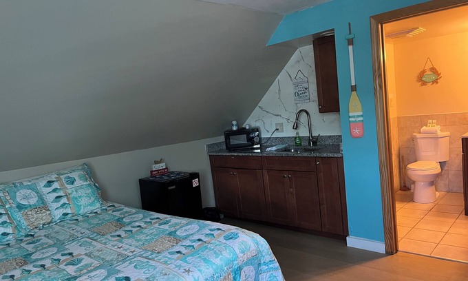 Old Orchard Beach Apartment | Pine View Lodge Old Orchard Beach - Attic Studio with 1 Queen size Bednn