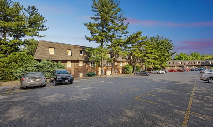 Newark Apartment | PineBrook 1406 I 2br Garden Style Apartment !