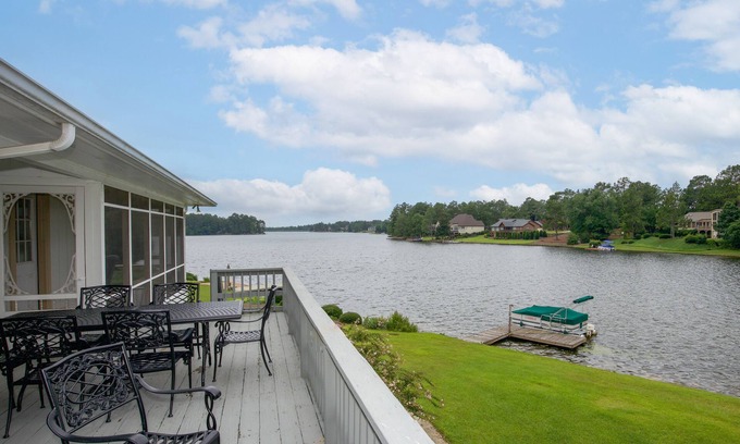 Pinehurst House | Pinehurst Lake House Retreat - Pinehurst Lake Front Property With a Pool