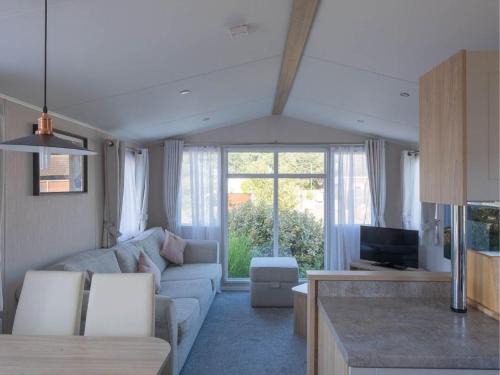 Wells-next-the-Sea Cabin | Pinewoods Park Style no.2 - sleeps 8 – no dogs
