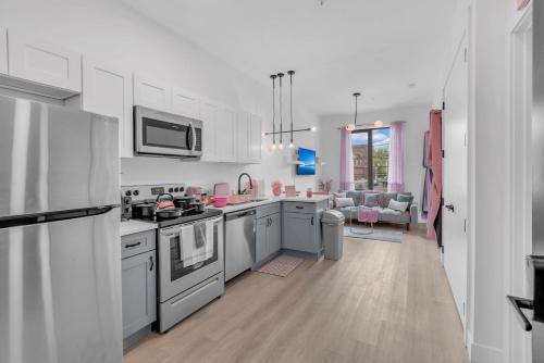 Elizabeth Apartment | Pink Heaven Indoor Pool, FREE Parking, Near NYC