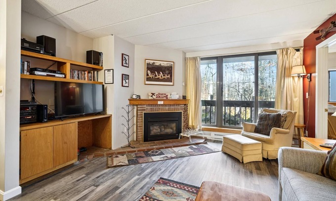 Killington Villa | Pinnacle D02, Lovely 2 bedroom, 2 bath unit with shuttle to the slopes everyday of the week. The outdoor pool, hot tub and tennis courts are open during summer only.