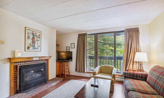 Killington Condo | Pinnacle E05 Close to skiing and riding, with shuttle to the slopes everyday of the week. The outdoor pool, hot tub, and, tennis courts are open during summer only.
