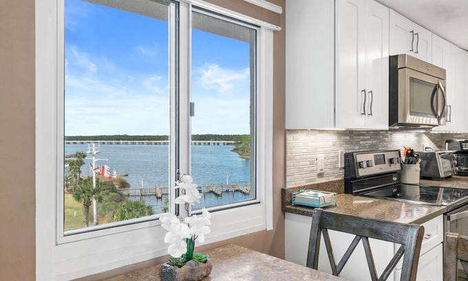 Sunnyside Condo | Pinnacle Port by Book That Condo