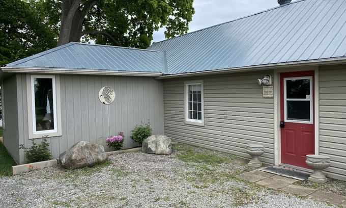 Louth Cottage | Pinot Noir cottage on the lake