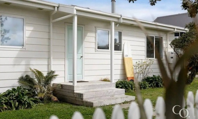 Papamoa Beach House | Pipis' Beach House, Papamoa beach, 5 minute walk to the sea. Pet friendly.